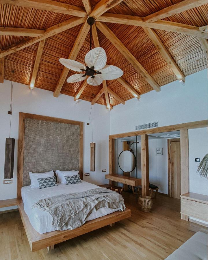 Grand Overwater Bungalow met Bubbelbad Buiten