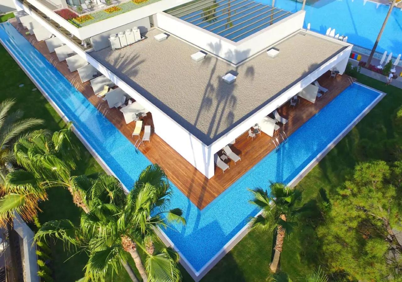 Swim Up Room