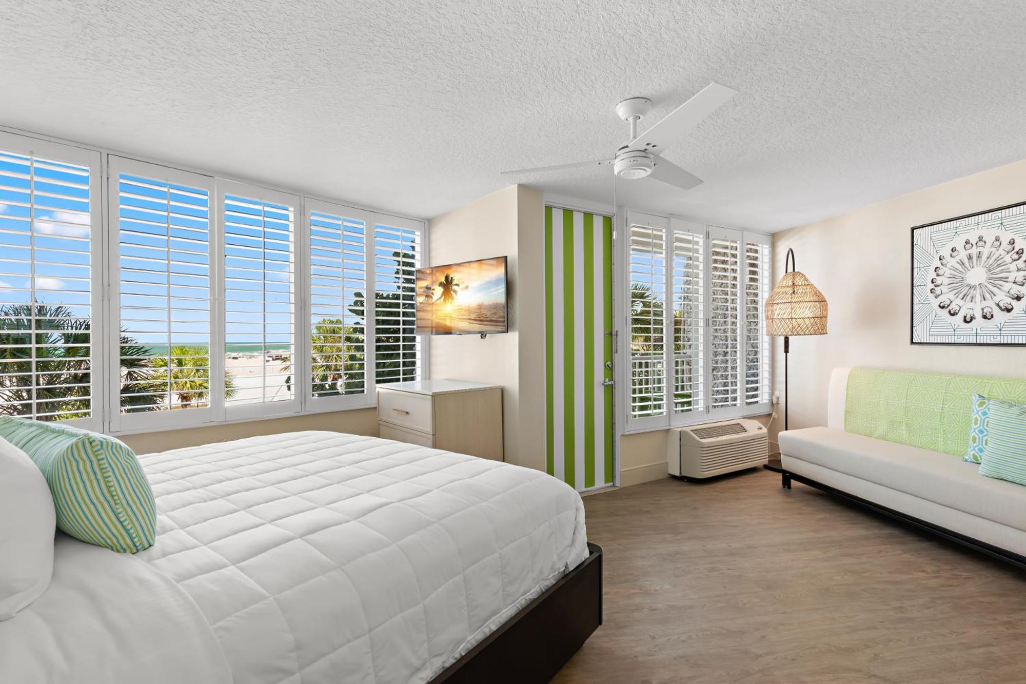Suite met Kingsize Bed en Uitzicht op Zee