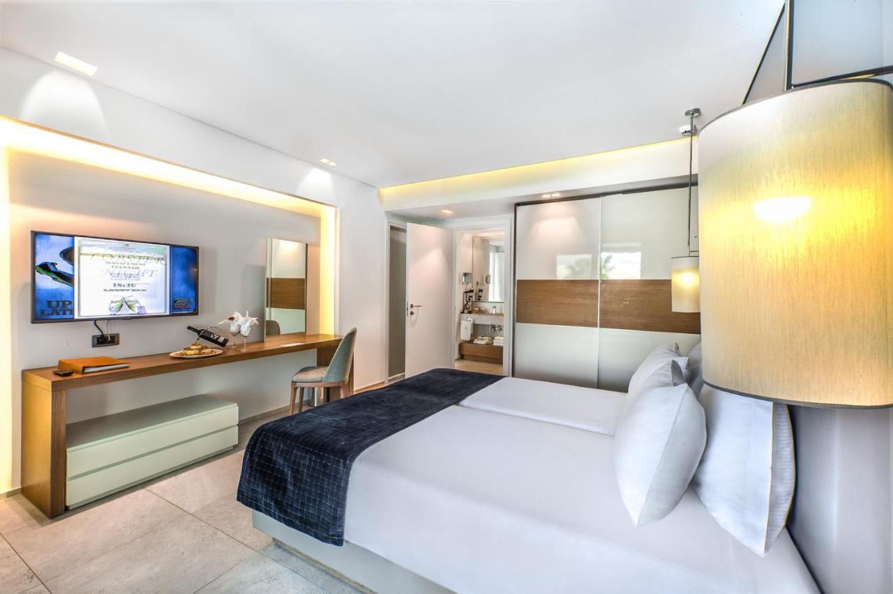 Executive Suite Two Bedrooms Swim-up Sharing Pool