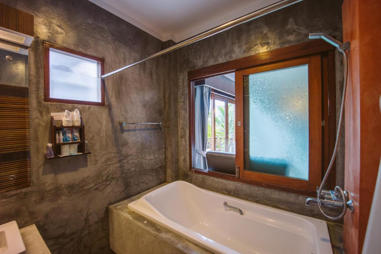 Deluxe Double Room Pool View