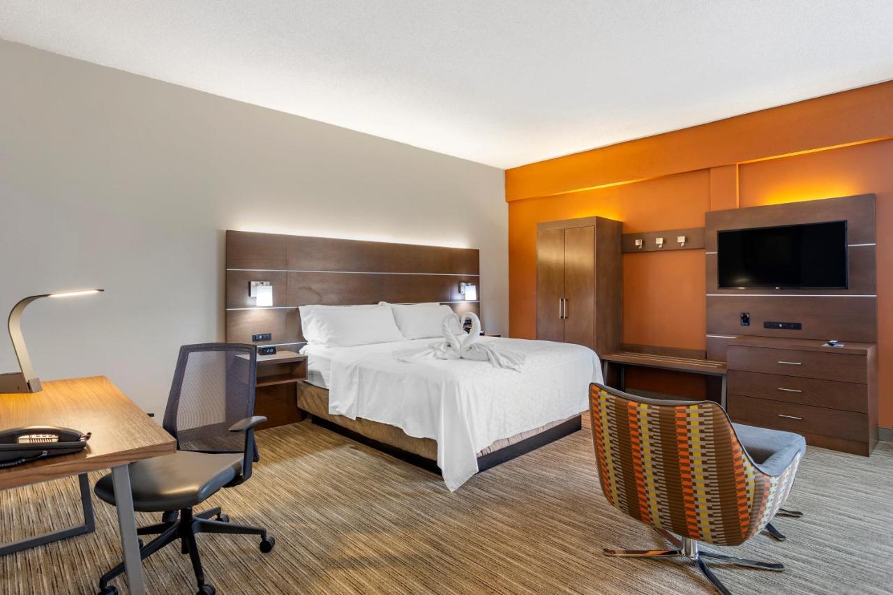 King Suite with Jetted Tub