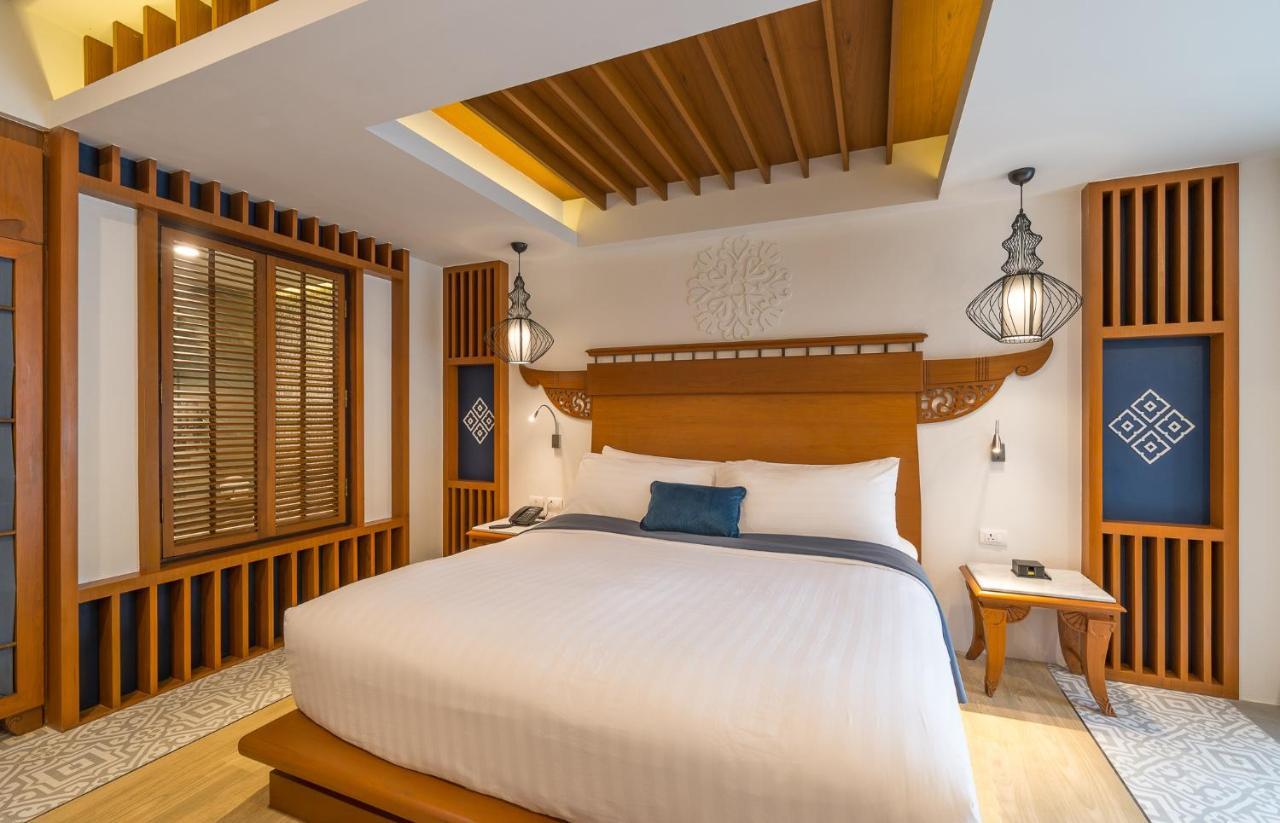 Deluxe Jacuzzi Pool,1163109216:JPEG