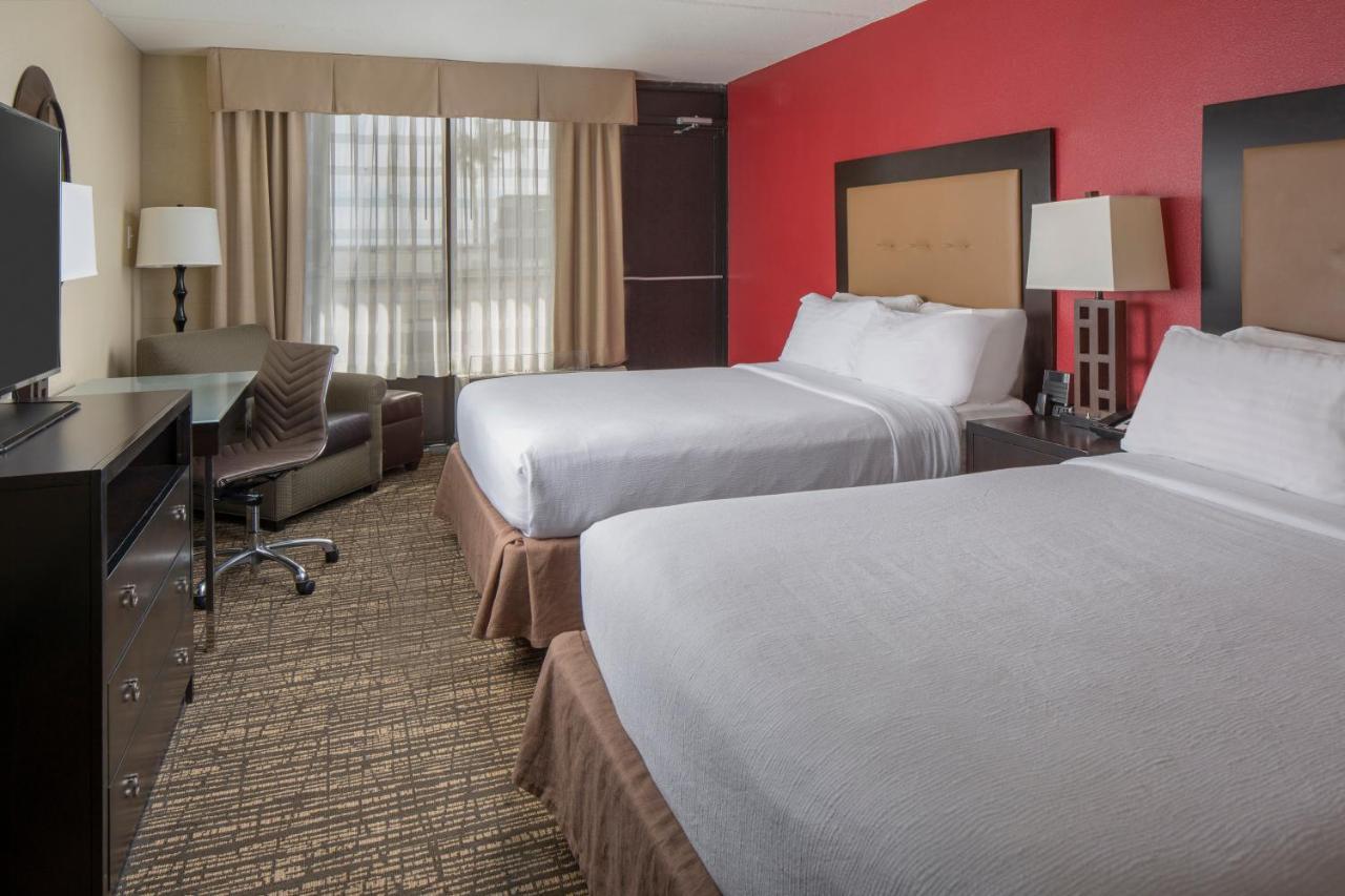 Standard Queen Room Two Queen Beds Balcony Ocean View or Mid Floor,552132567:JPEG