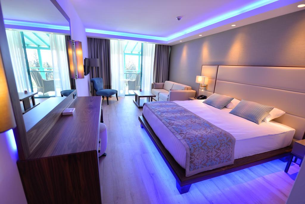 Kısmi Deniz Manzaralı Çift Kişilik Deluxe Oda