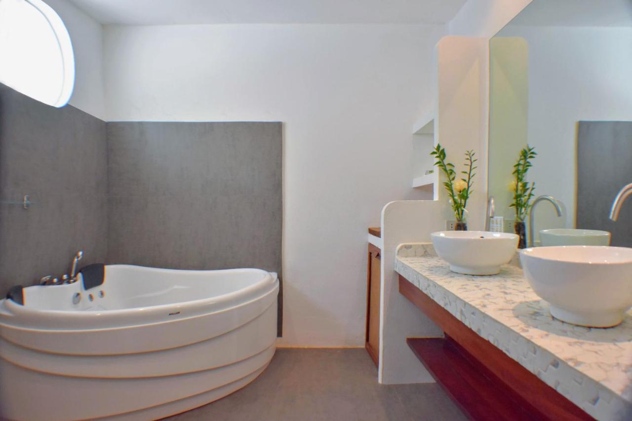 Deluxe Double Room with Jacuzzi,1492407889:JPEG