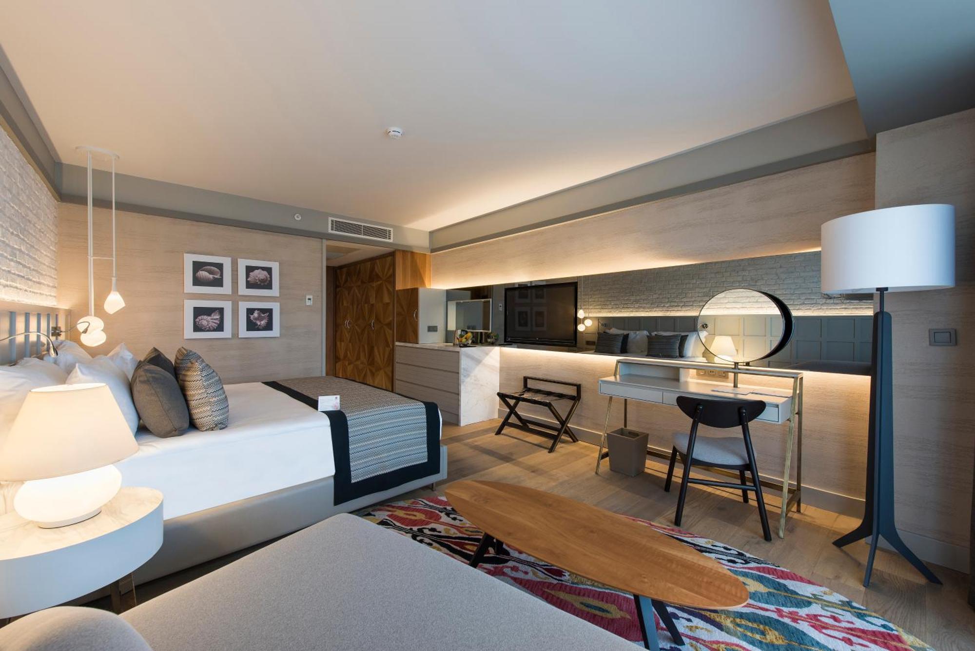Superior Room Side Sea View & Pool View