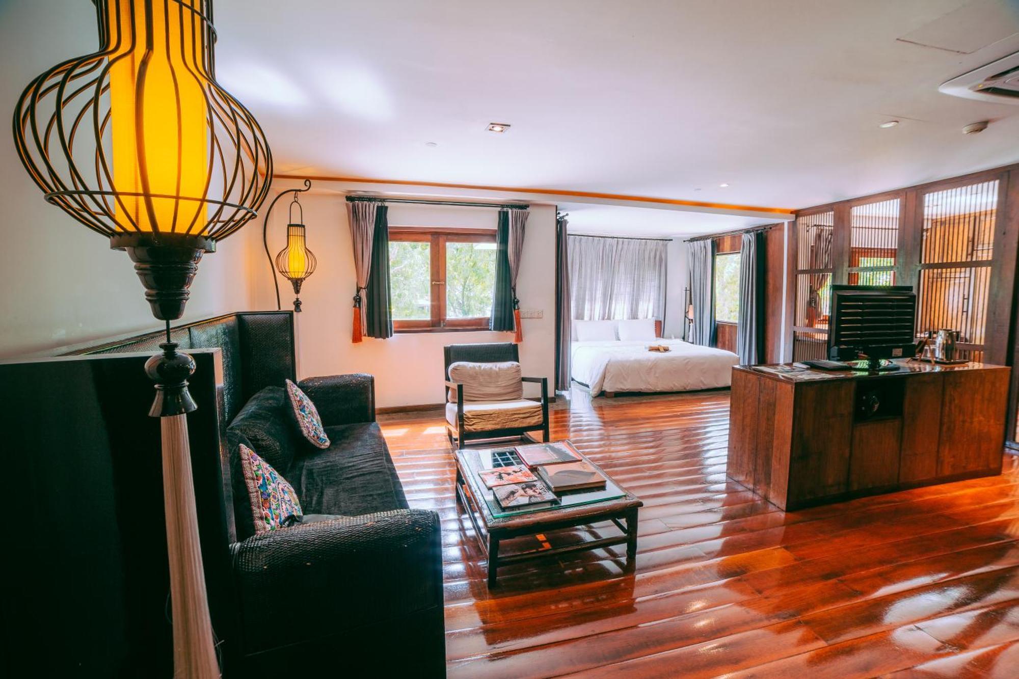 Luxe Crib (dengan Pancuran Mandian Berdiri dan Kolam Tunjam)