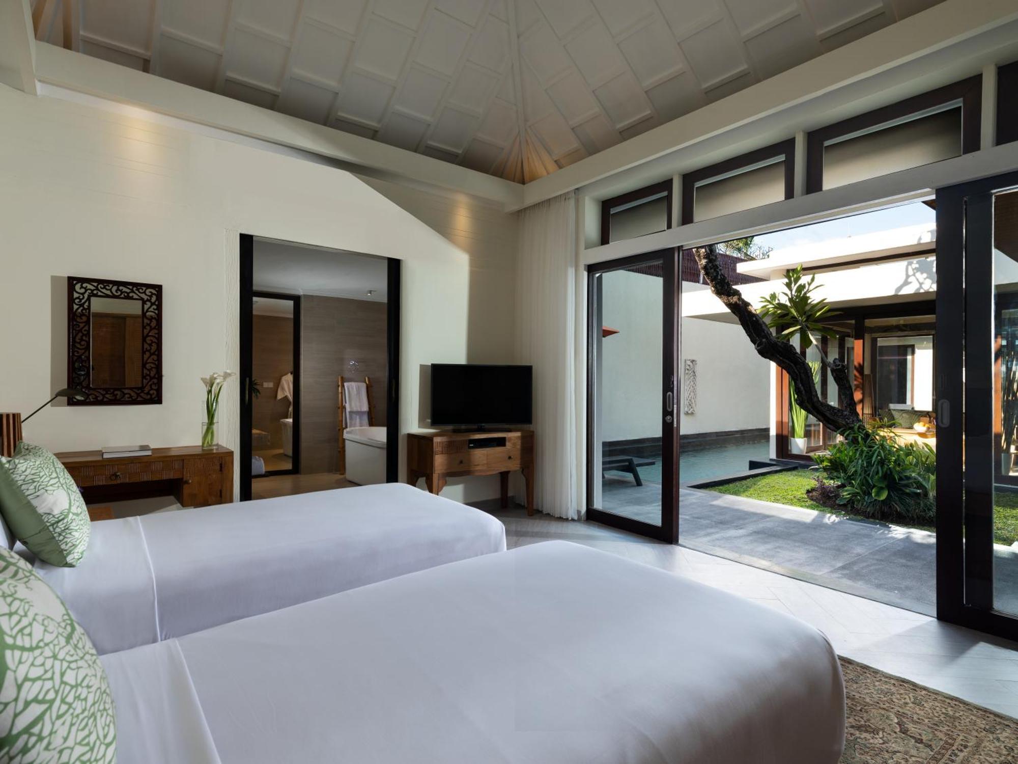 Two-Bedroom Villa Private Pool Bathtub Fully Equipped Kitchenette