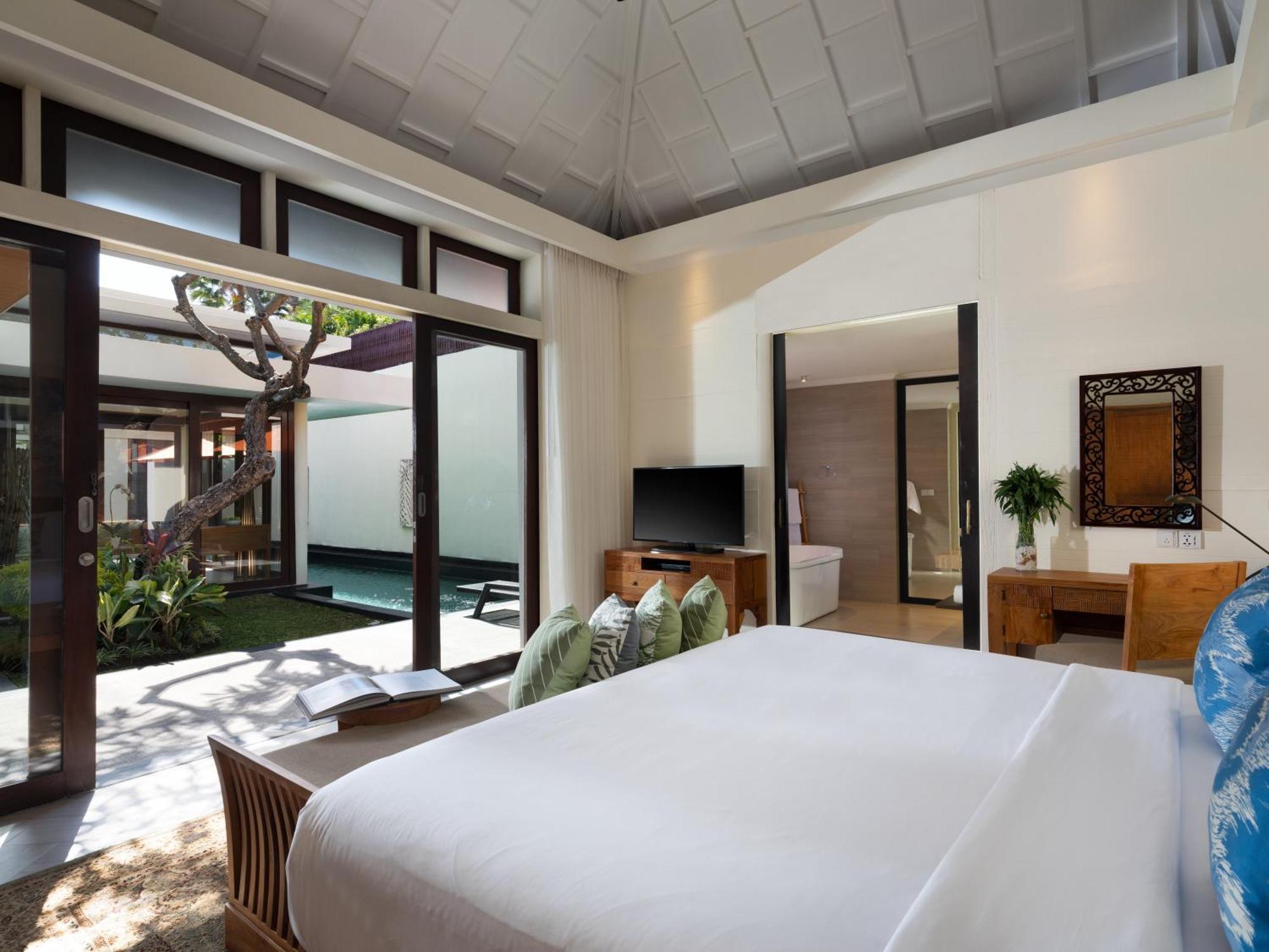 One-Bedroom Villa Private Pool Bathtub Fully Equipped Kitchenette