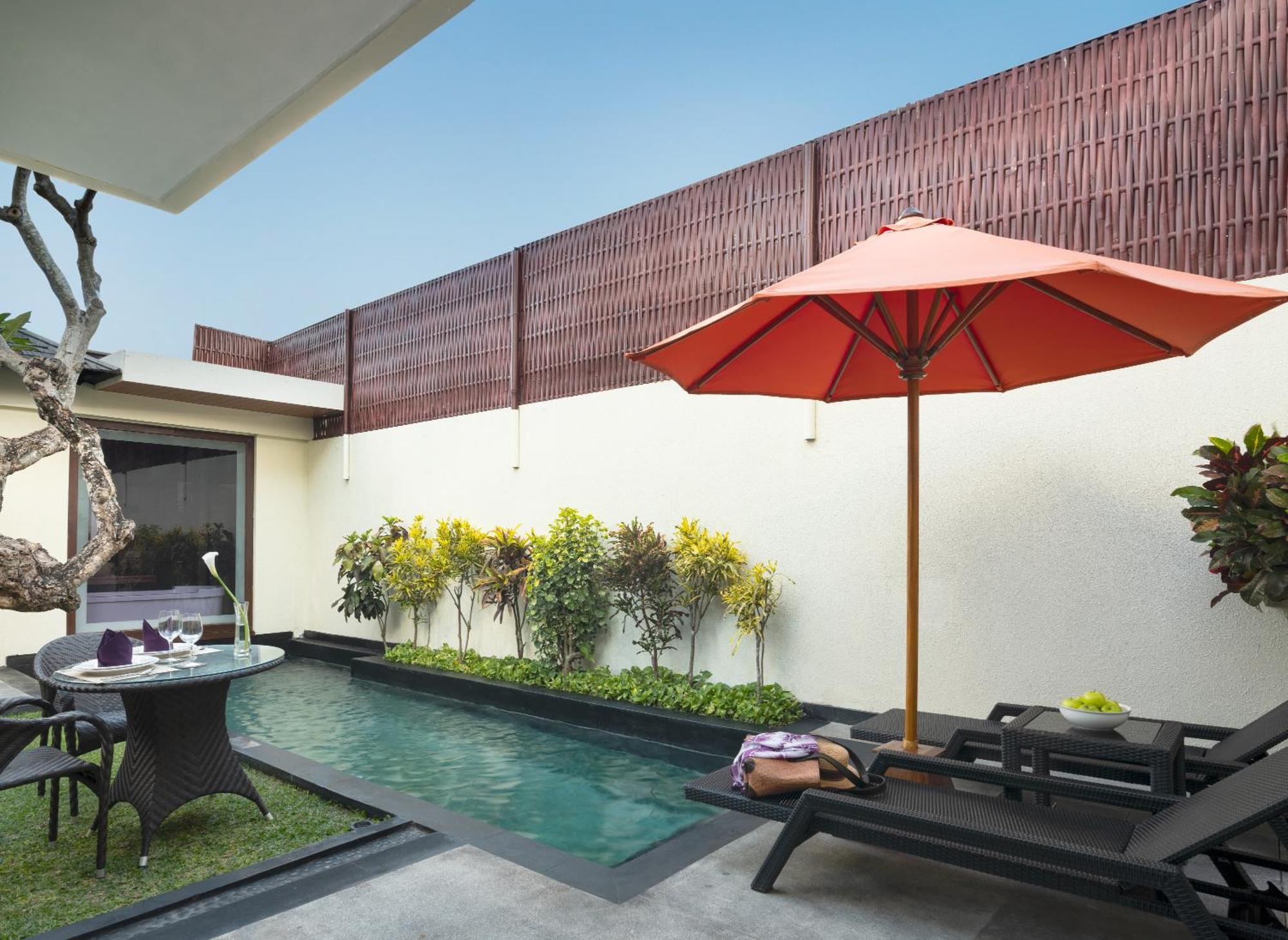 One-Bedroom Villa Private Pool Bathtub Fully Equipped Kitchenette