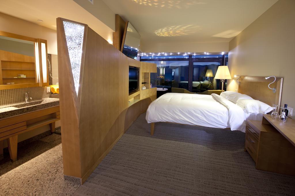 Standard King Room with Lake View,216029723:JPEG