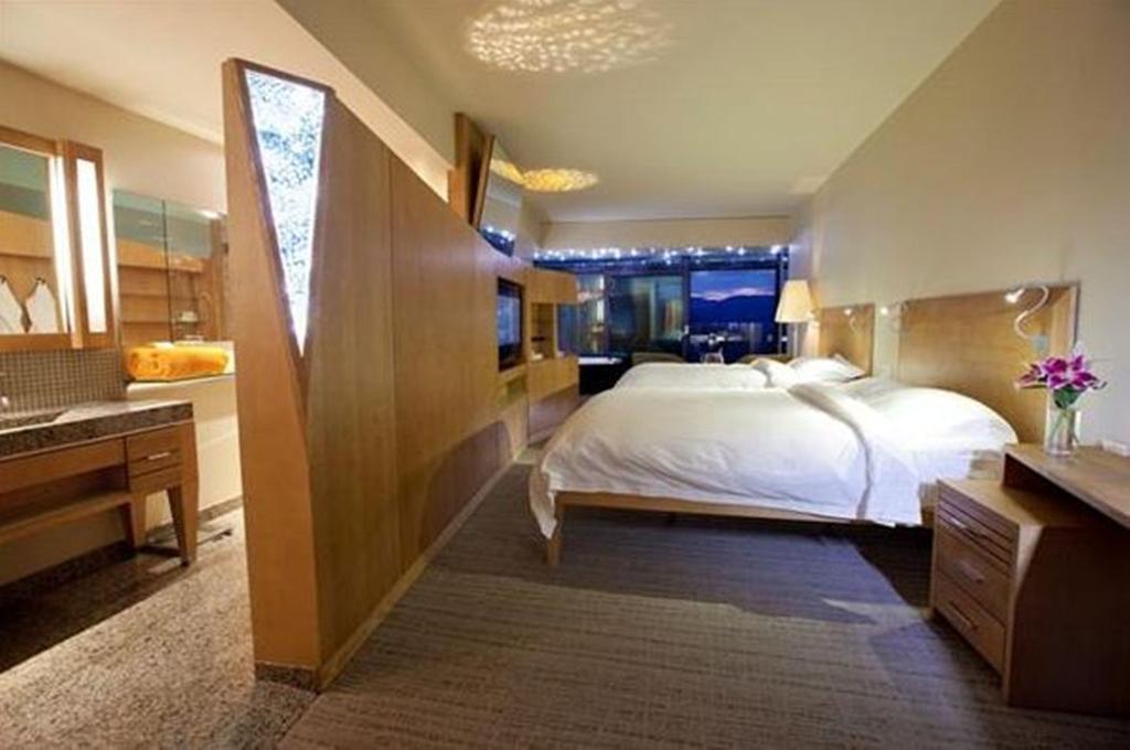 Deluxe Queen Room with Two Queen Beds - Lake View,216029723:JPEG