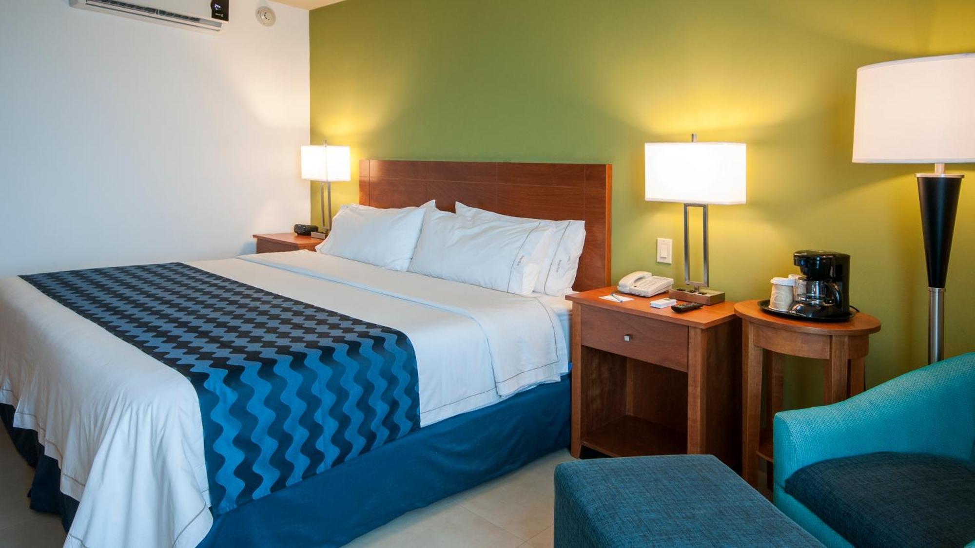 Standard Zimmer mit Kingsize-Bett und Meerblick