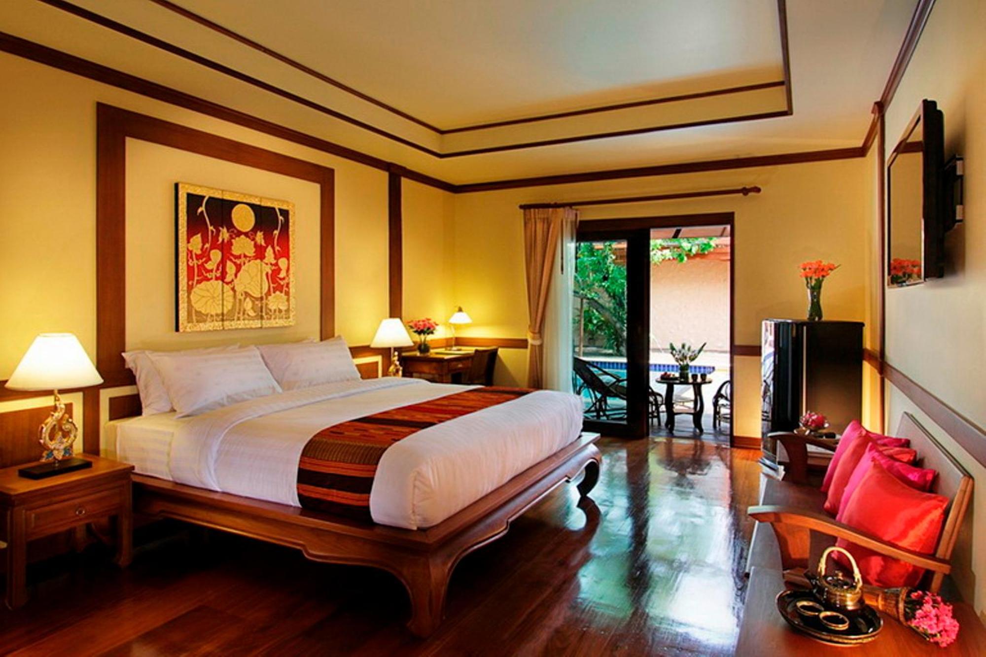 Deluxe King Room Pool Access