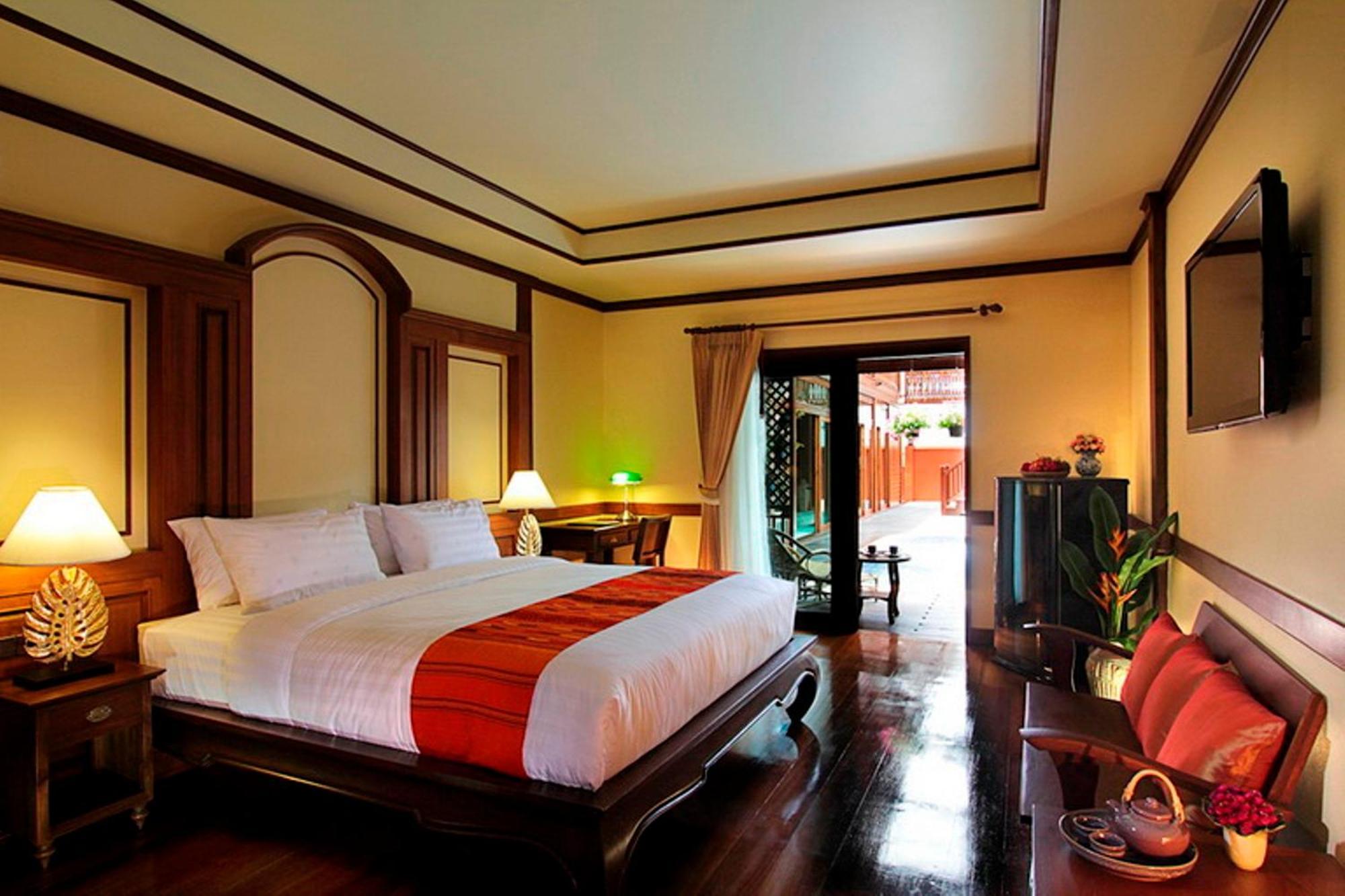 Deluxe King Room Pool Access