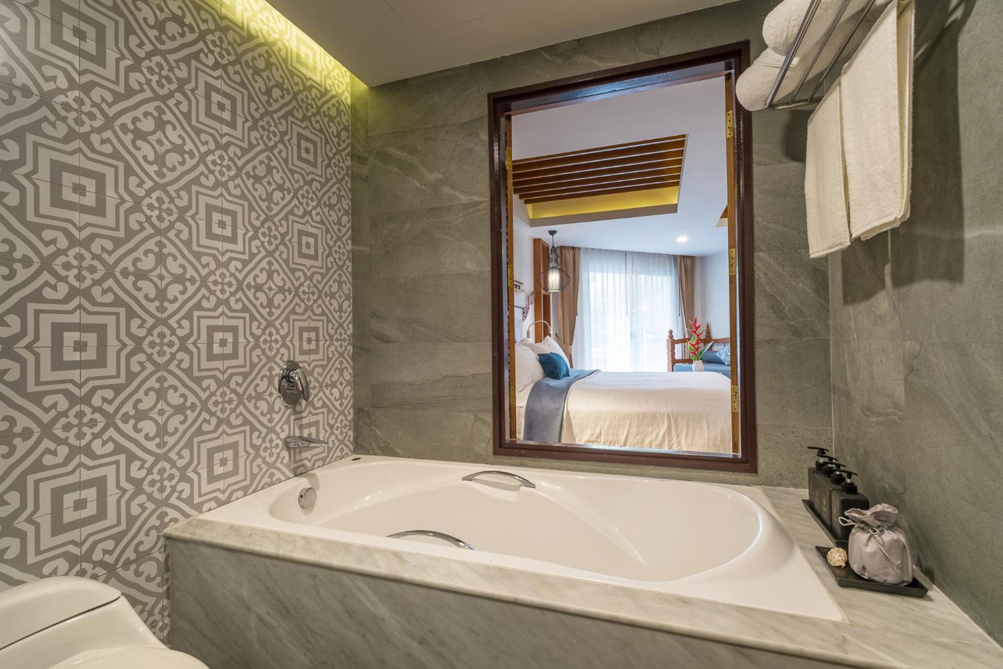 Deluxe Jacuzzi Pool,1234947446:JPEG
