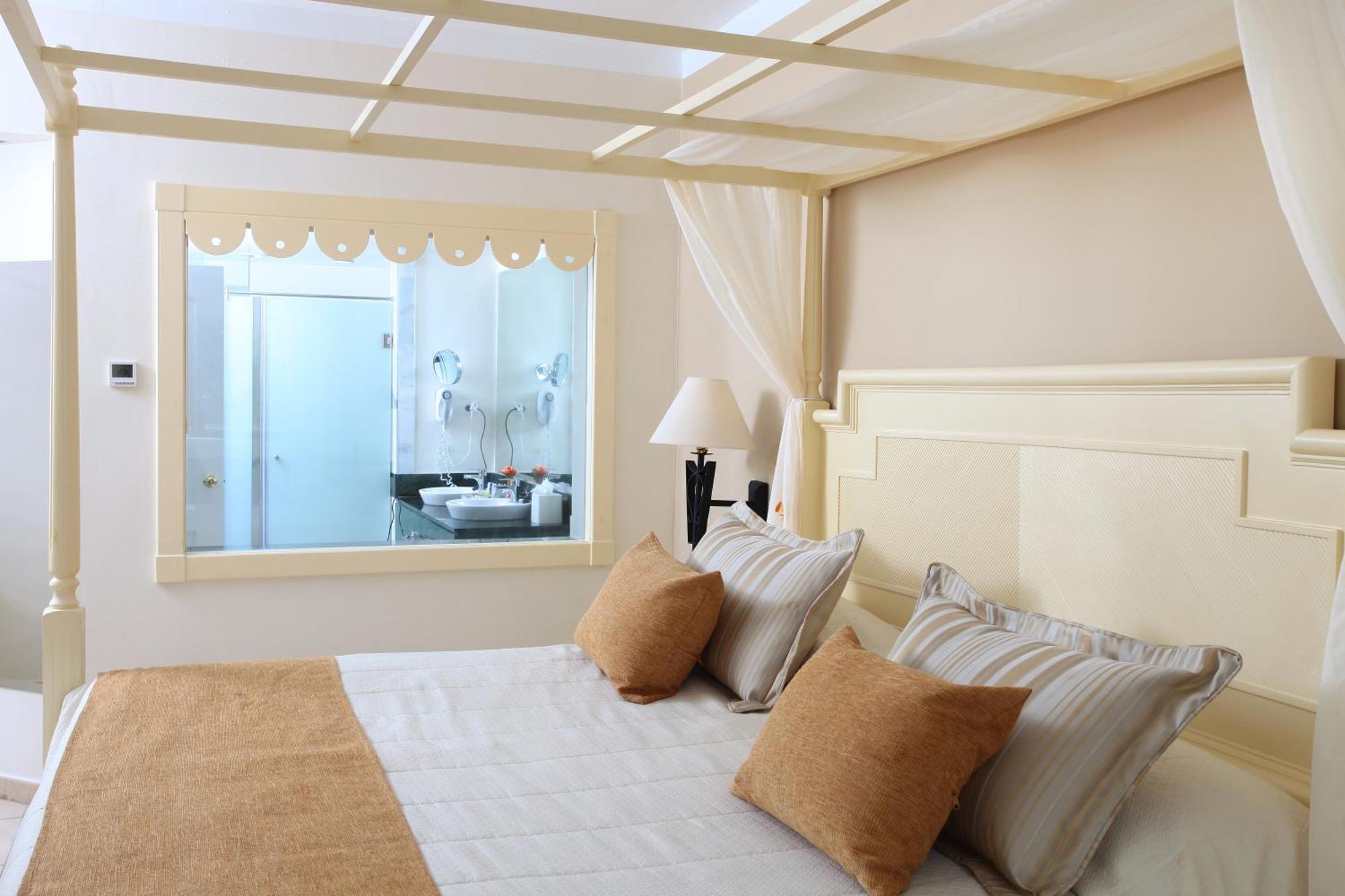 Estudio con cama extragrande y sofá cama