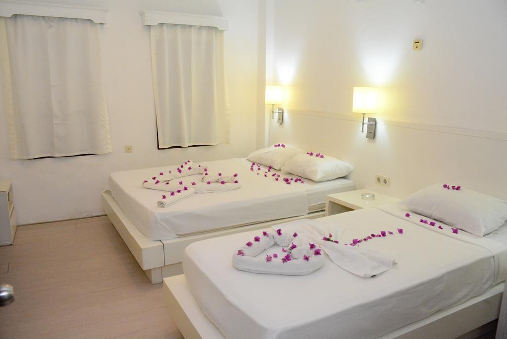 Family Room (2 Adults + 1 Child)