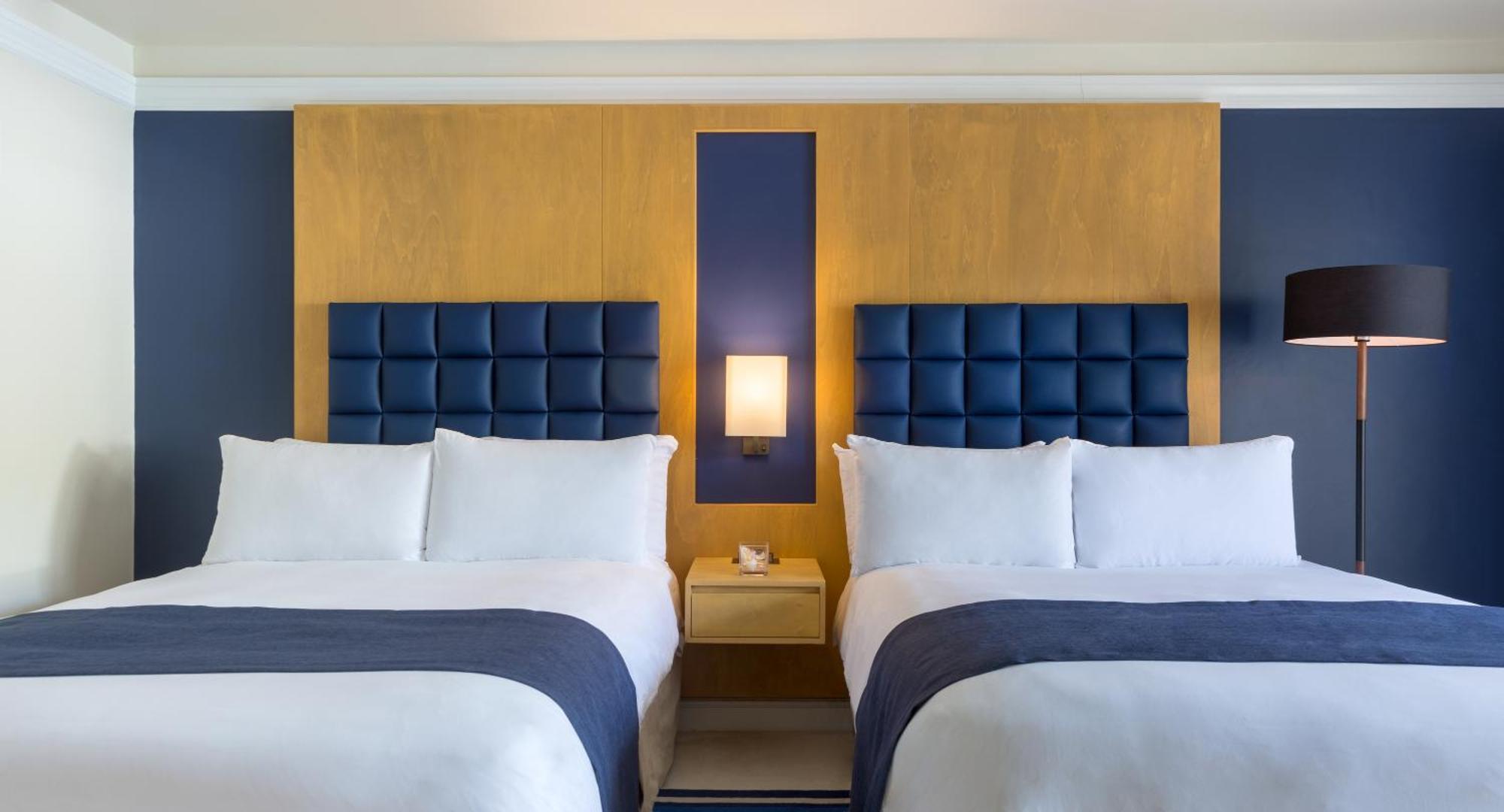 Habitación con cama extragrande y vistas al mar