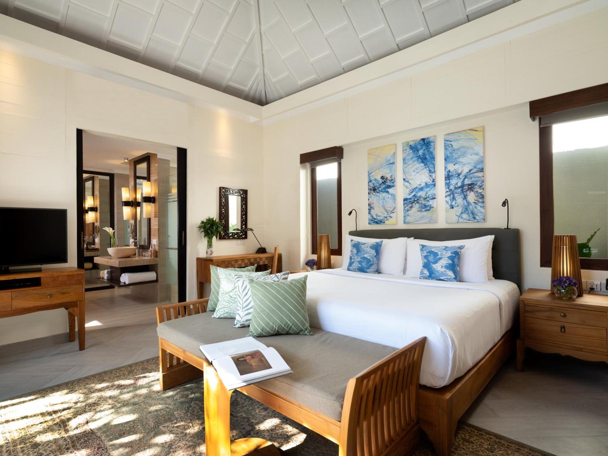 Two-Bedroom Villa Private Pool Bathtub Fully Equipped Kitchenette