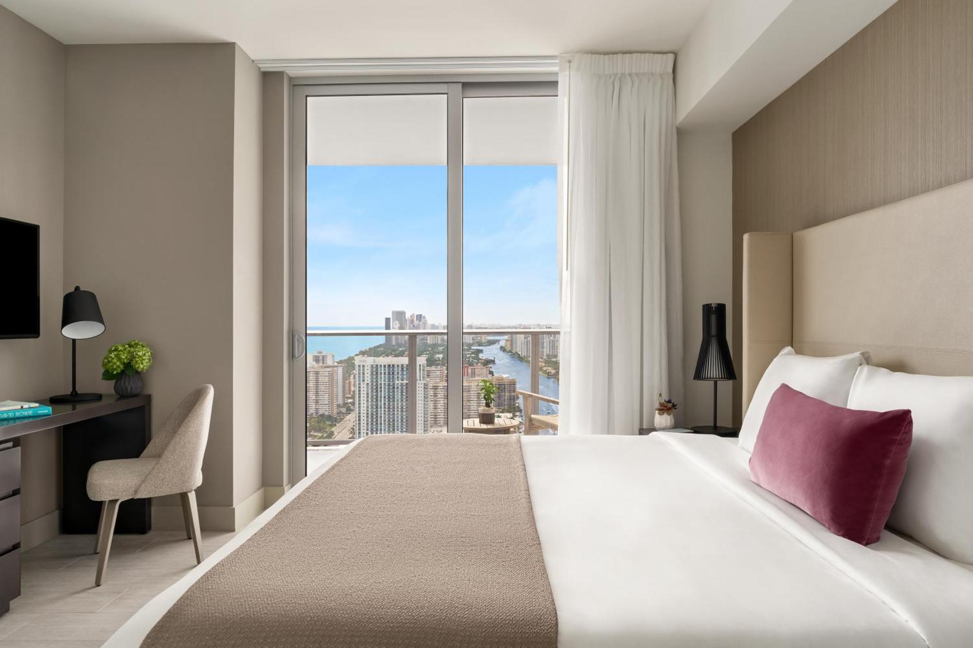 3 Bedroom Corner Suite View-Ocean/Intracoastal/City with Kitchen
