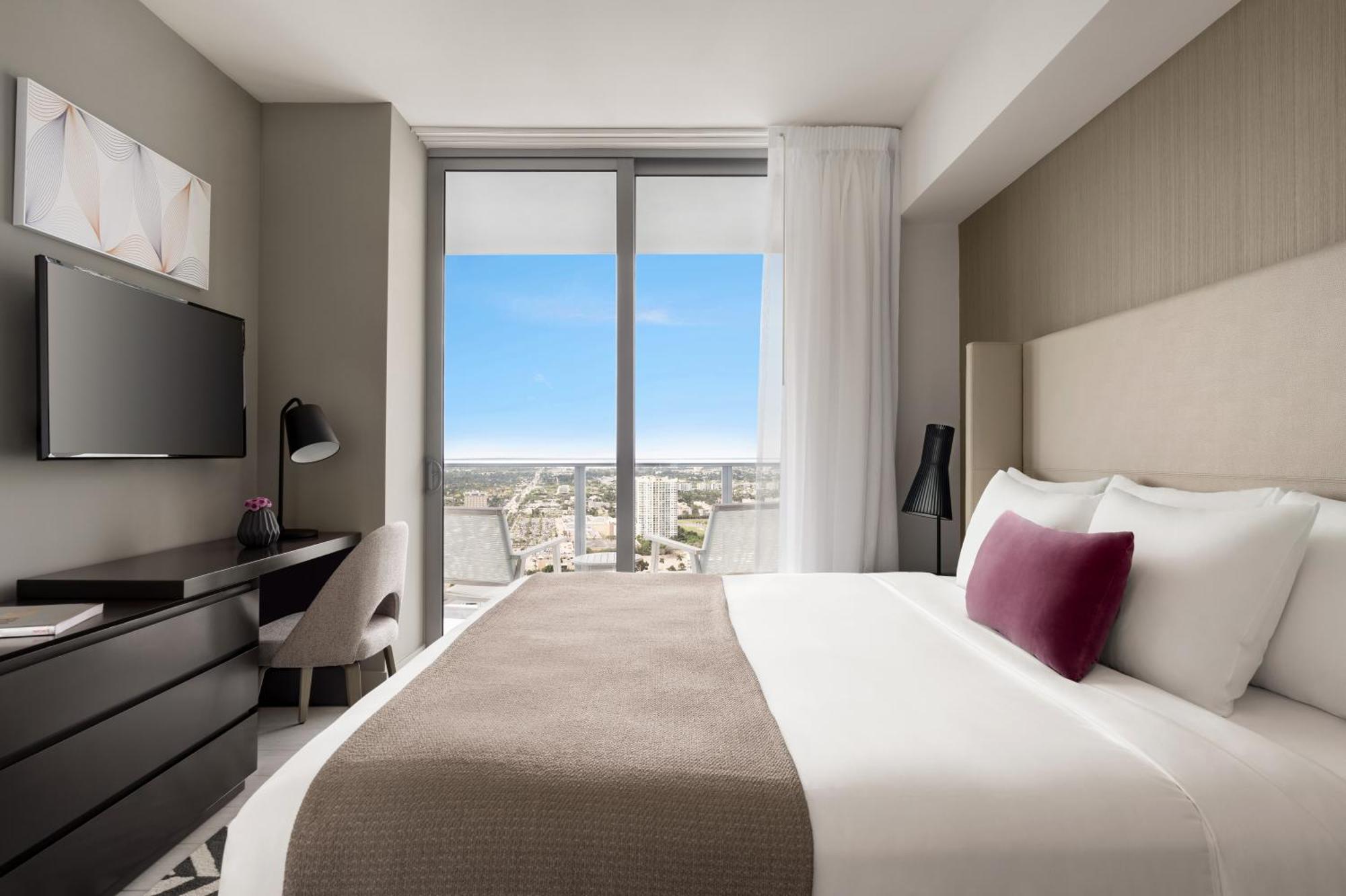 3 Bedroom Suite Intracoastal/City View with Kitchen