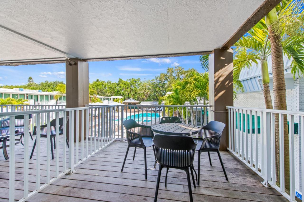 Premium Pool View King Suite