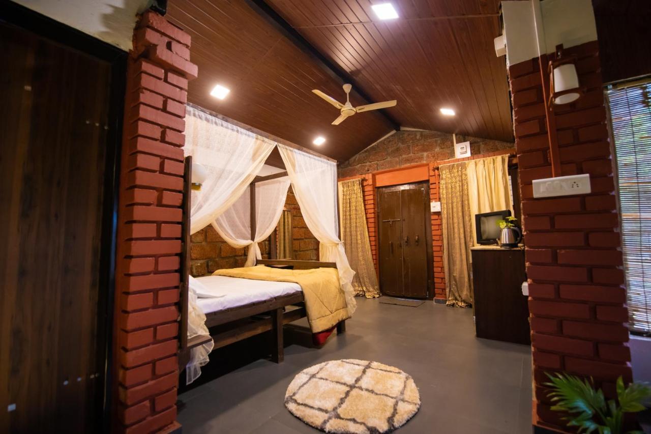 Suite with Hot Tub,1298334061:JPEG