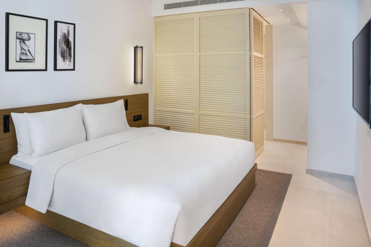 One-Bedroom Suite Sea View