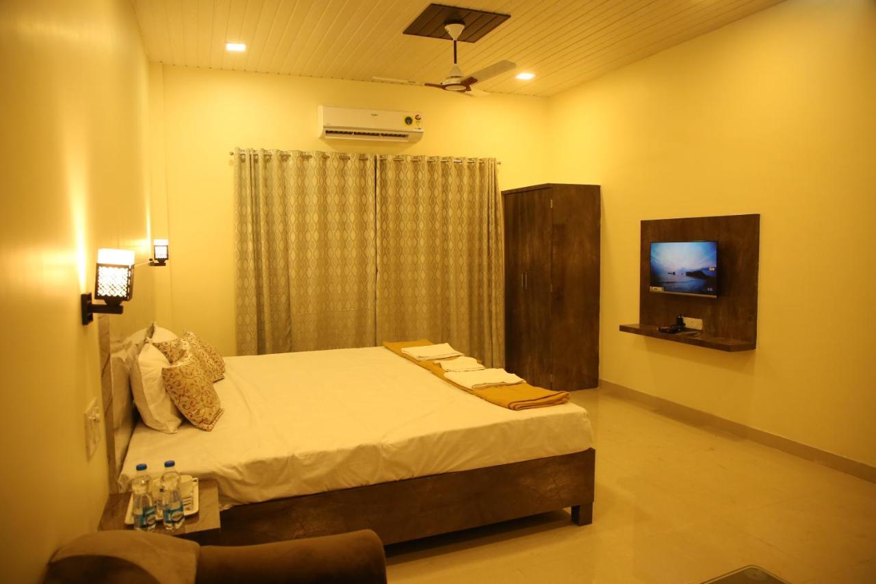 Family Room with Lake View,1324944742:JPEG