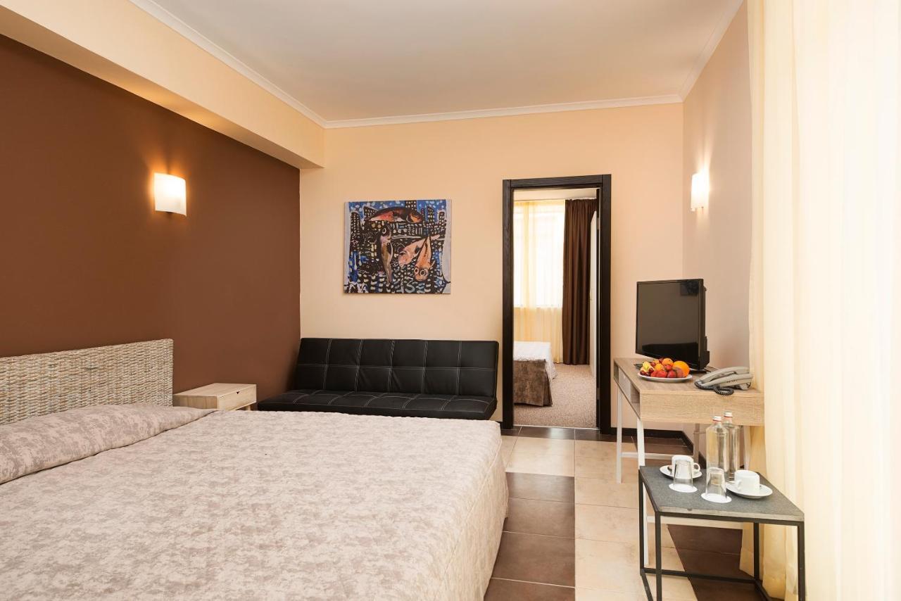 Family Suite (2 Adults + 2 Children)