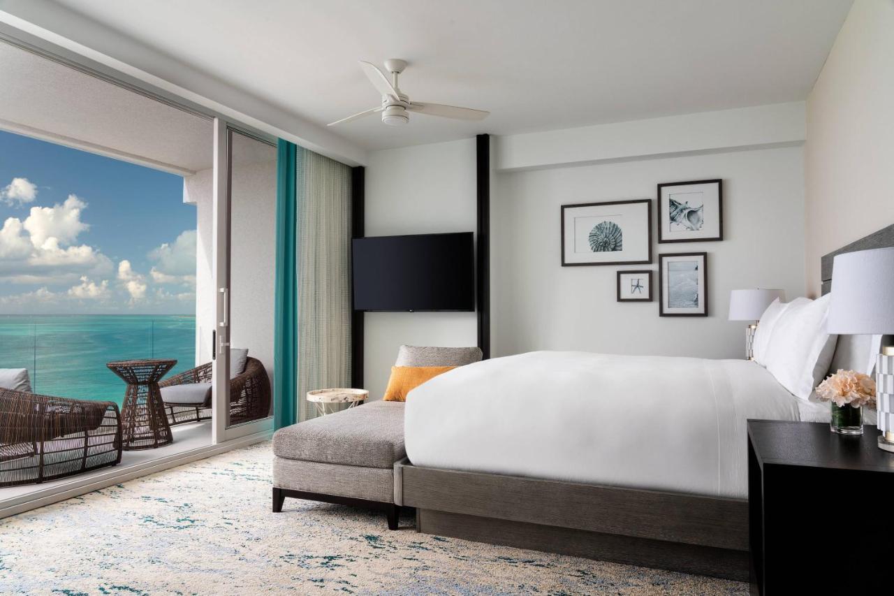 Club level Deluxe Guest Room with 1 King, Oceanfront, Balcony