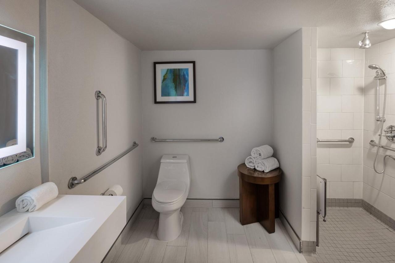 Standard King Room - Communications Accessible