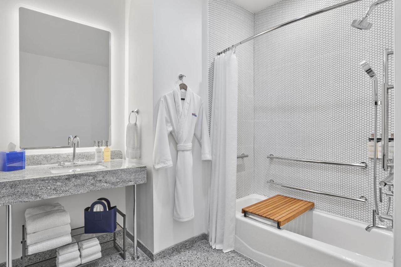 Deluxe One Bedroom Suite,1383133229:JPEG
