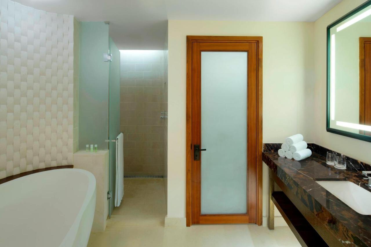 1 Bedroom Executive Suite 1 King Golf view Balcony