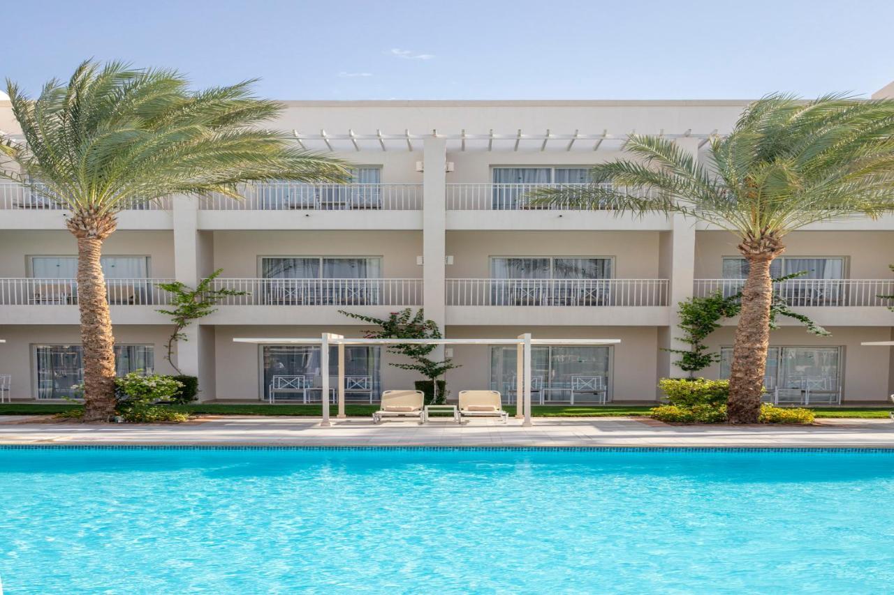 Family Queen or Twin Pool View