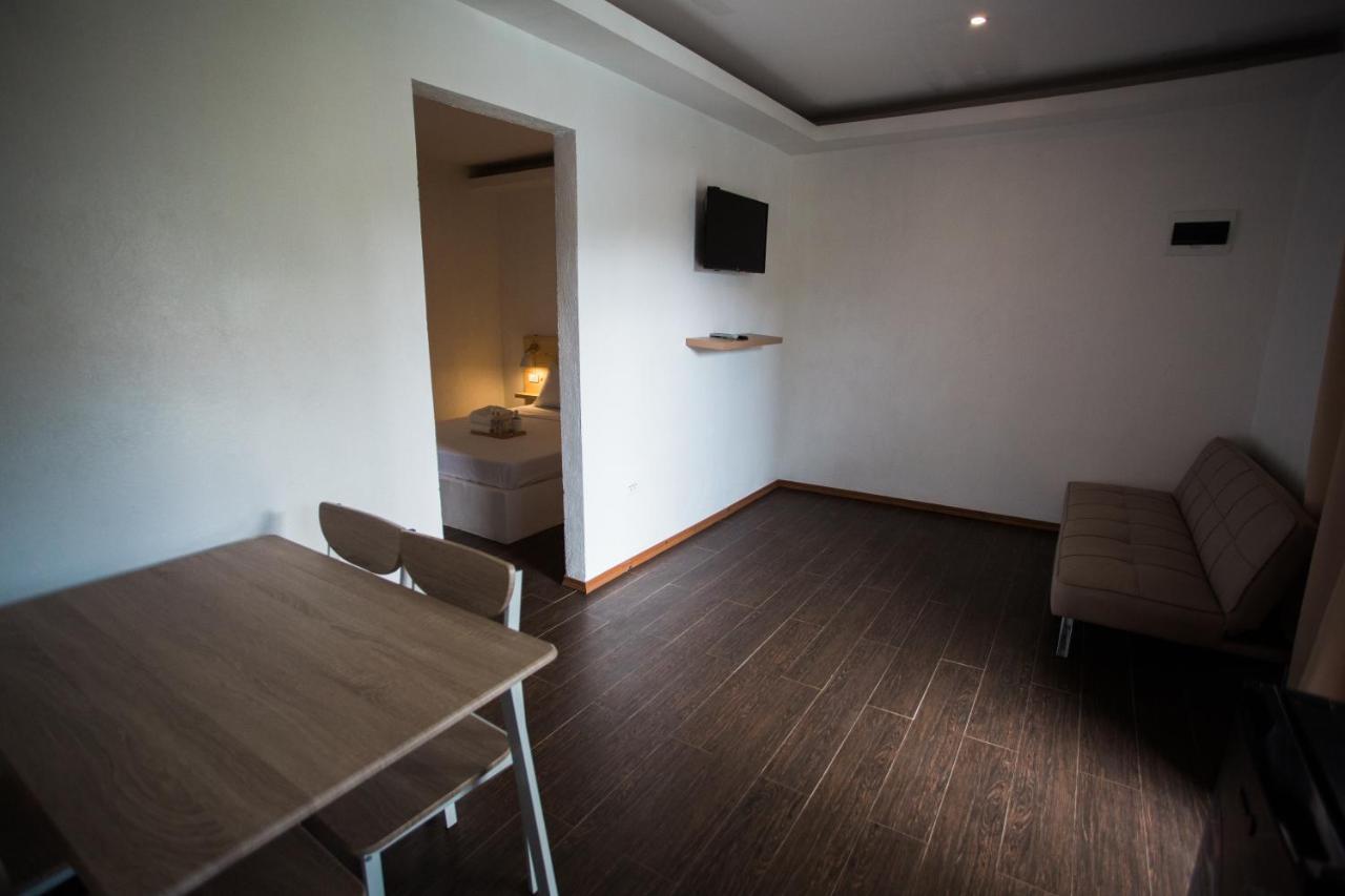 Deluxe Queen Suite