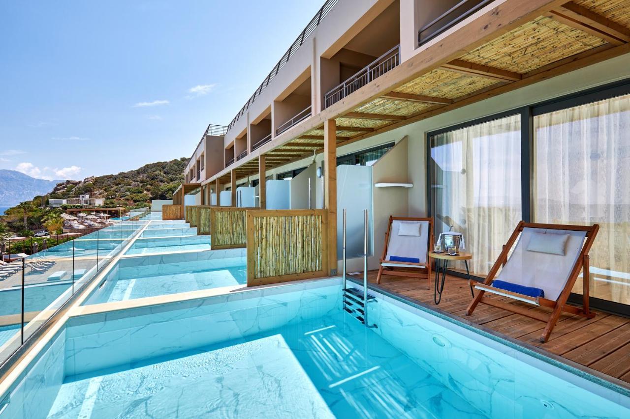Habitación doble superior con piscina individual y vistas al mar