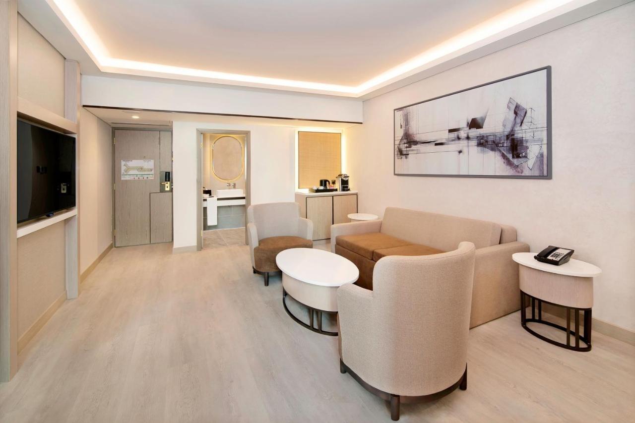 Executive Suite Club Lounge Access,1552971619:JPEG