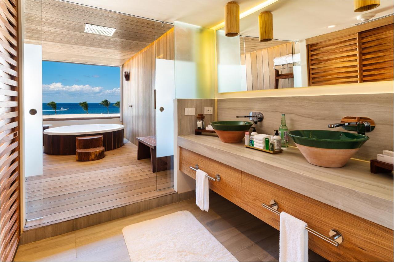Suite de 2 habitaciones con una 1 cama extragrande y 2 camas dobles con vistas al mar
