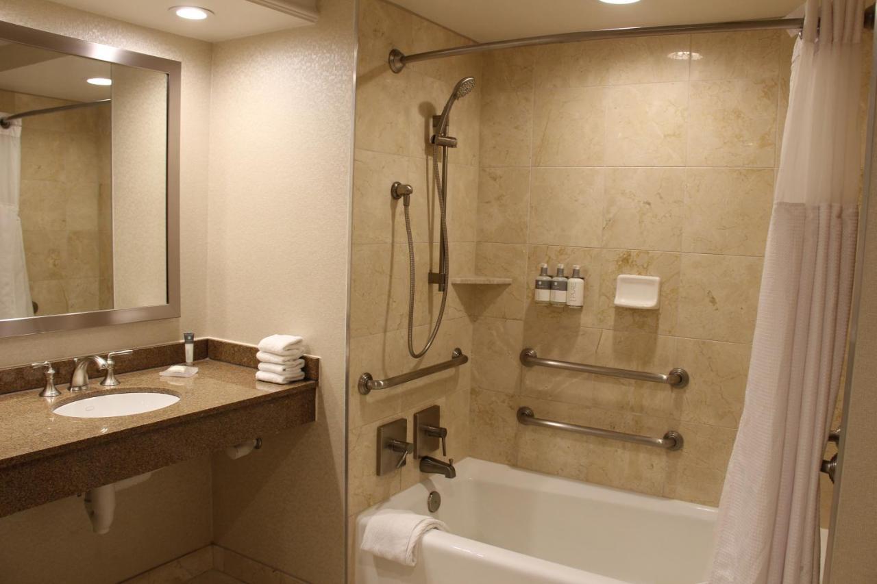 Quarto Queen com 2 Camas Queen-size e Banheira - Acessível para Hóspedes com Mobilidade Reduzida