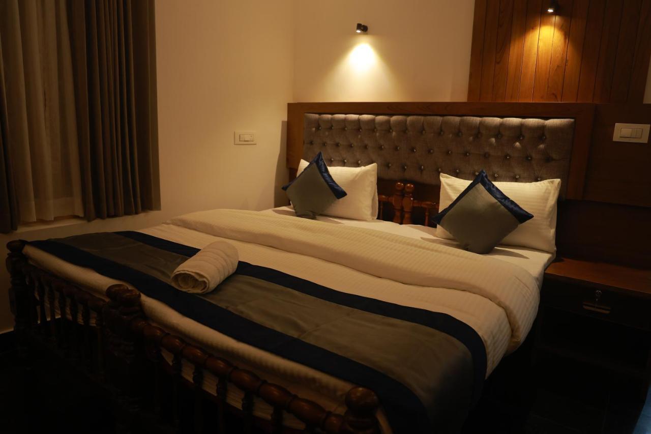 Deluxe Double or Twin Room with Pool View