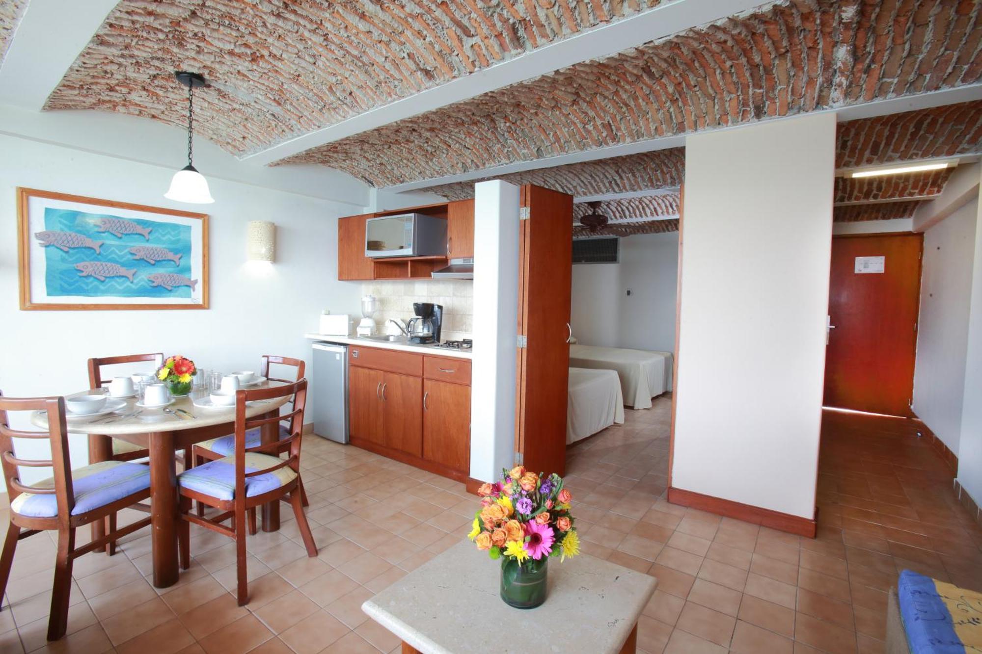 Suite con zona de cocina y vistas al mar