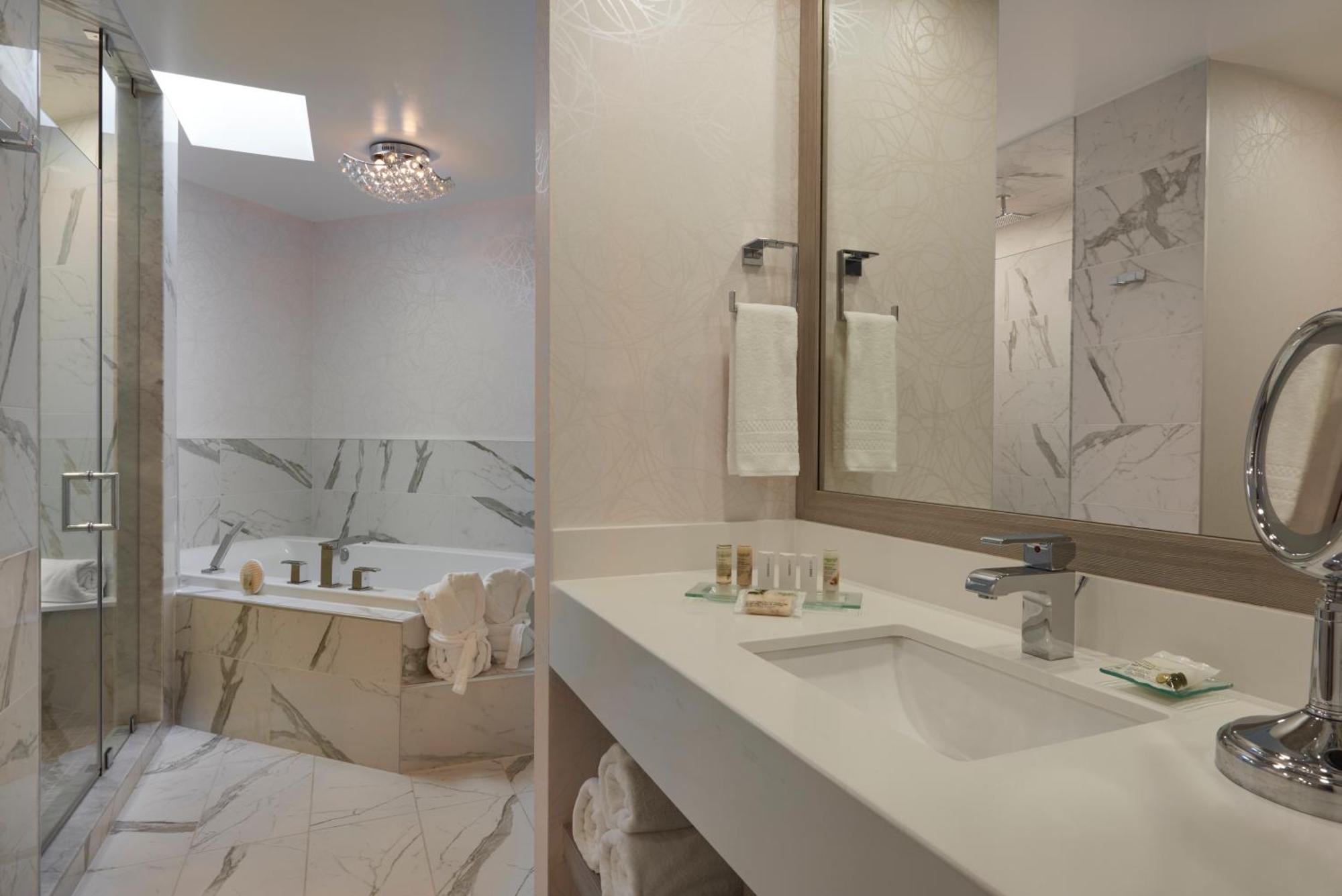 Luxury Deluxe Suite,1498820428:JPEG