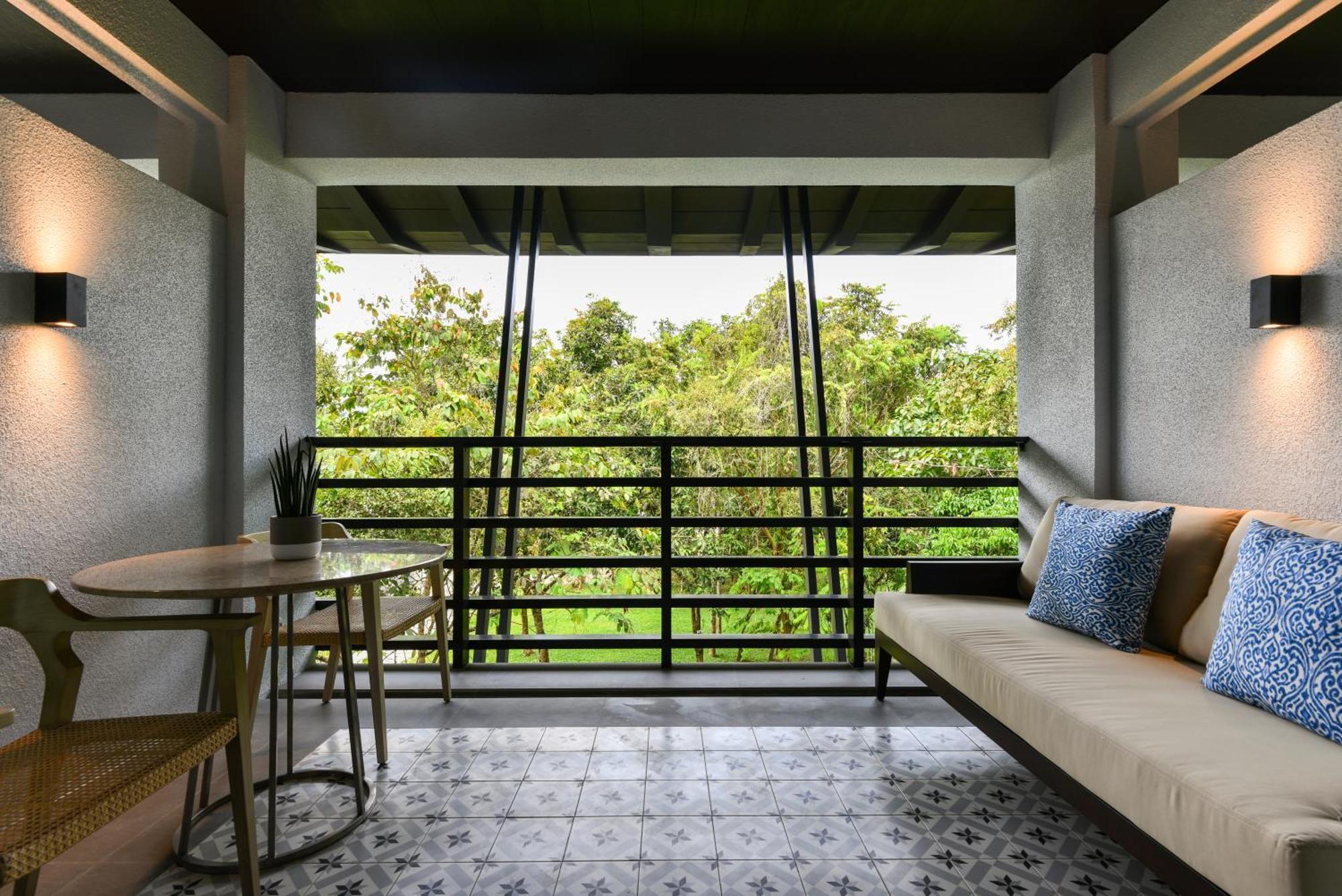 1 King Bed Standard Room Garden View