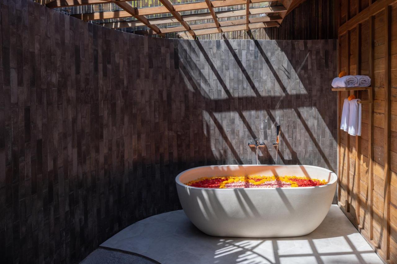 Executive Suite Bath Tub