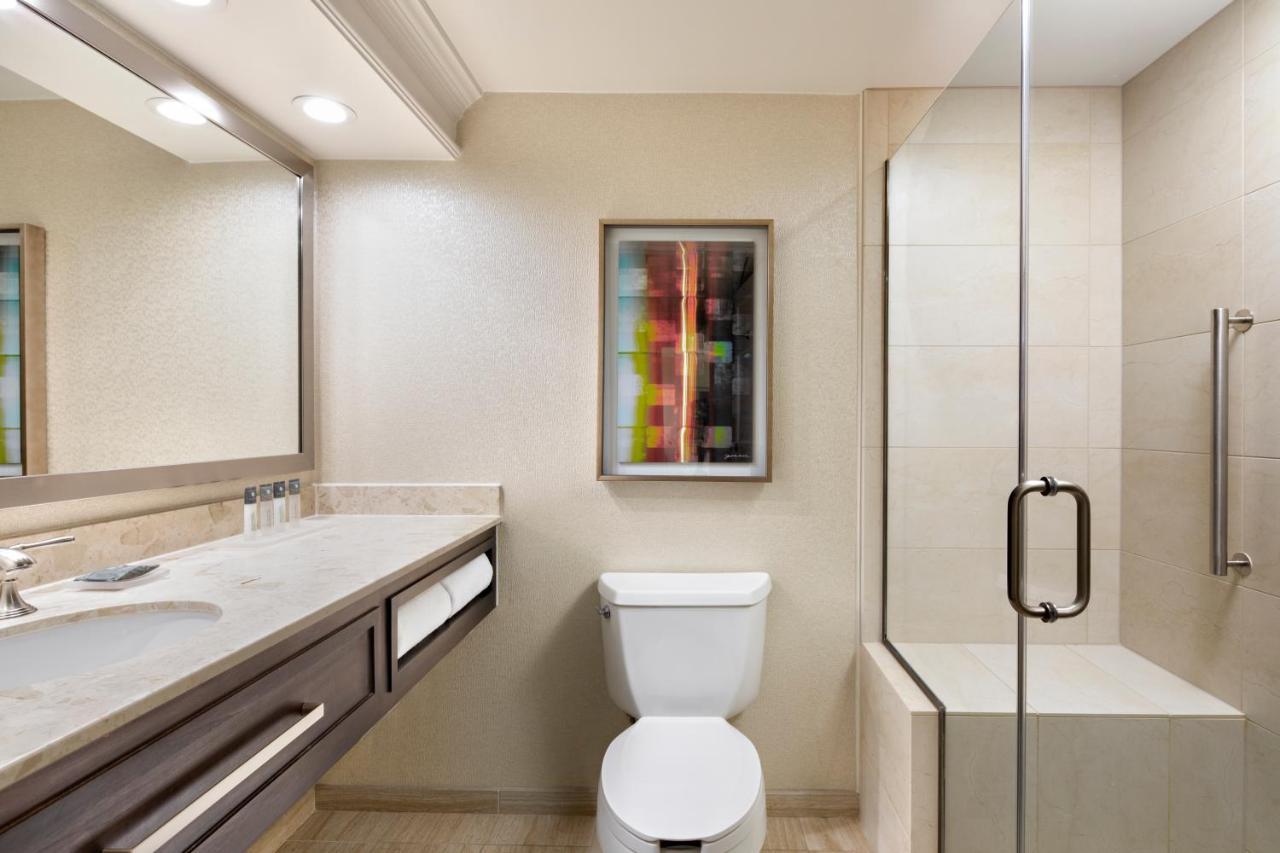 Quarto com Cama King-size e Vista da Área Interna