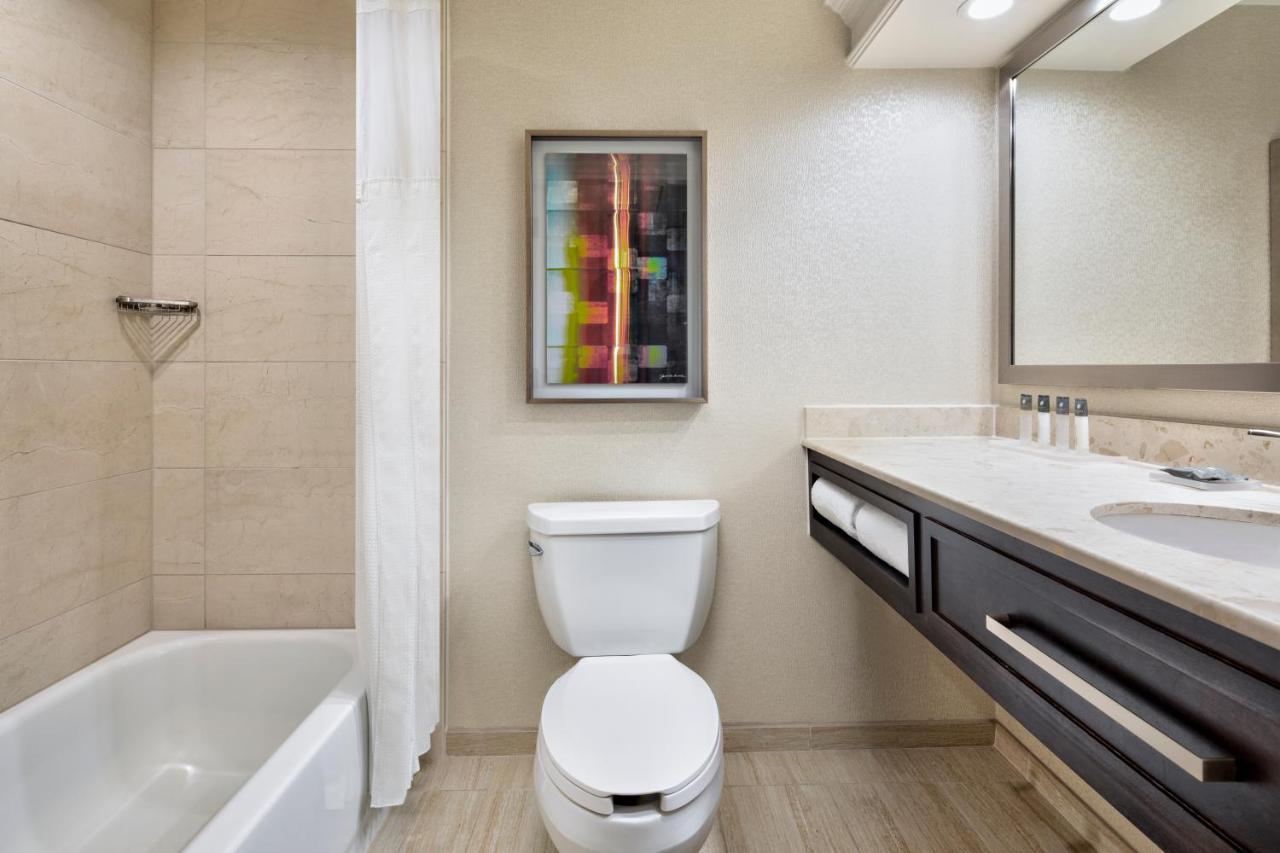 Quarto Queen com 2 Camas Queen-size e Vista da Área Interna