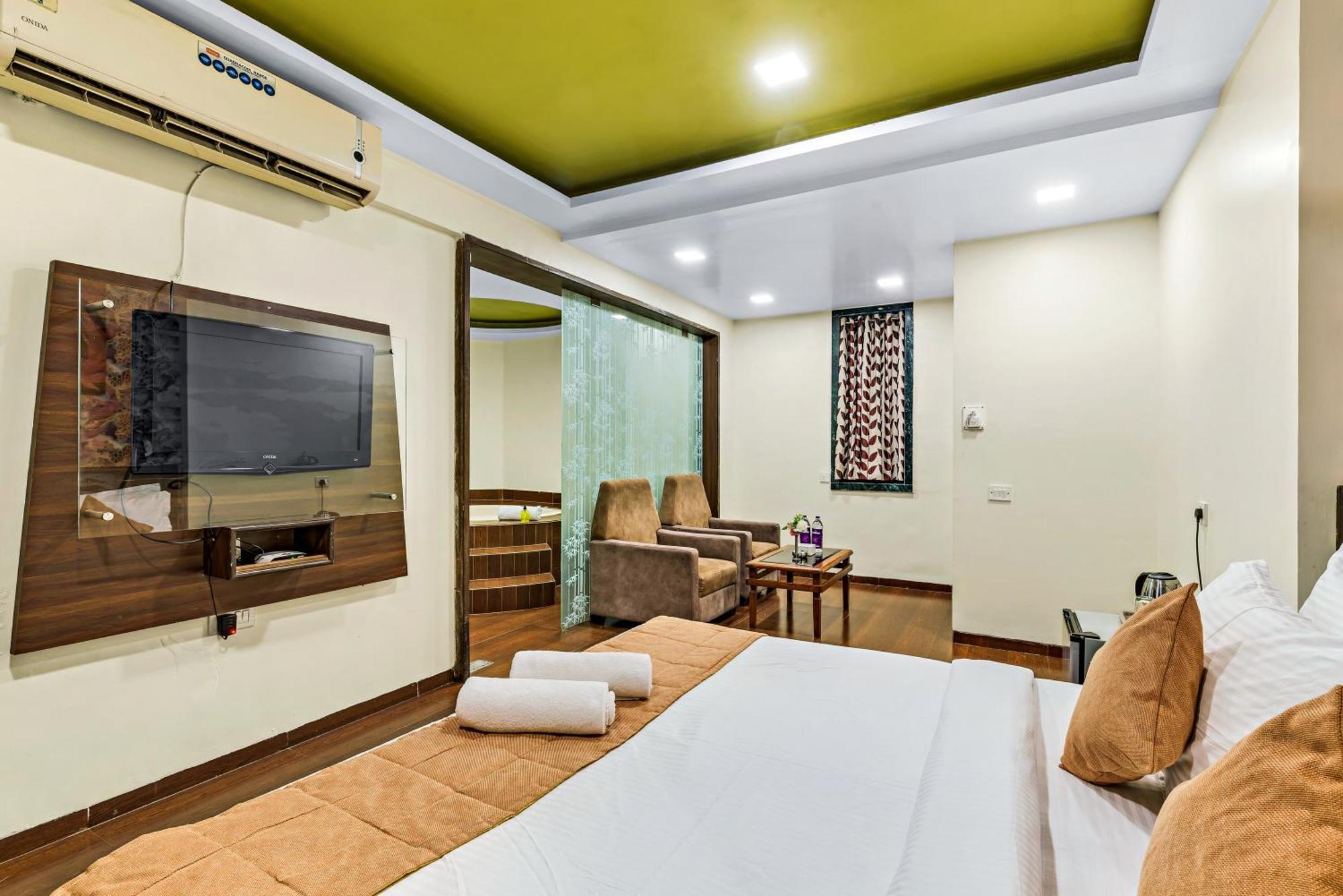 Suite with Hot Tub,1500194572:JPEG